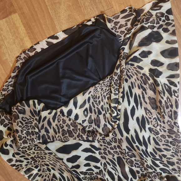 Leopard print skirt. - Picture 2 of 7